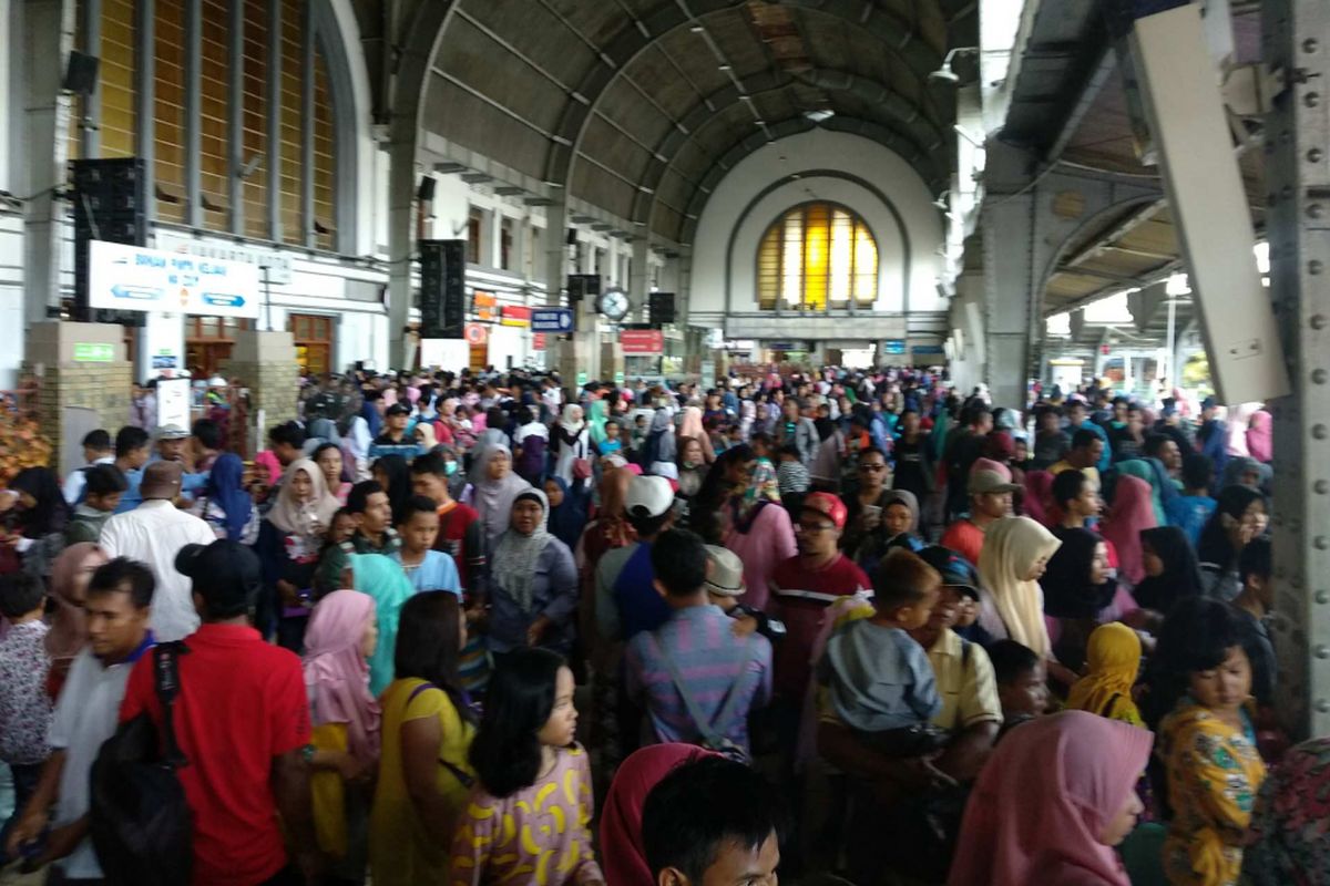 Penumpang di Stasiun Jakarta Kota, Senin (1/1/2018).