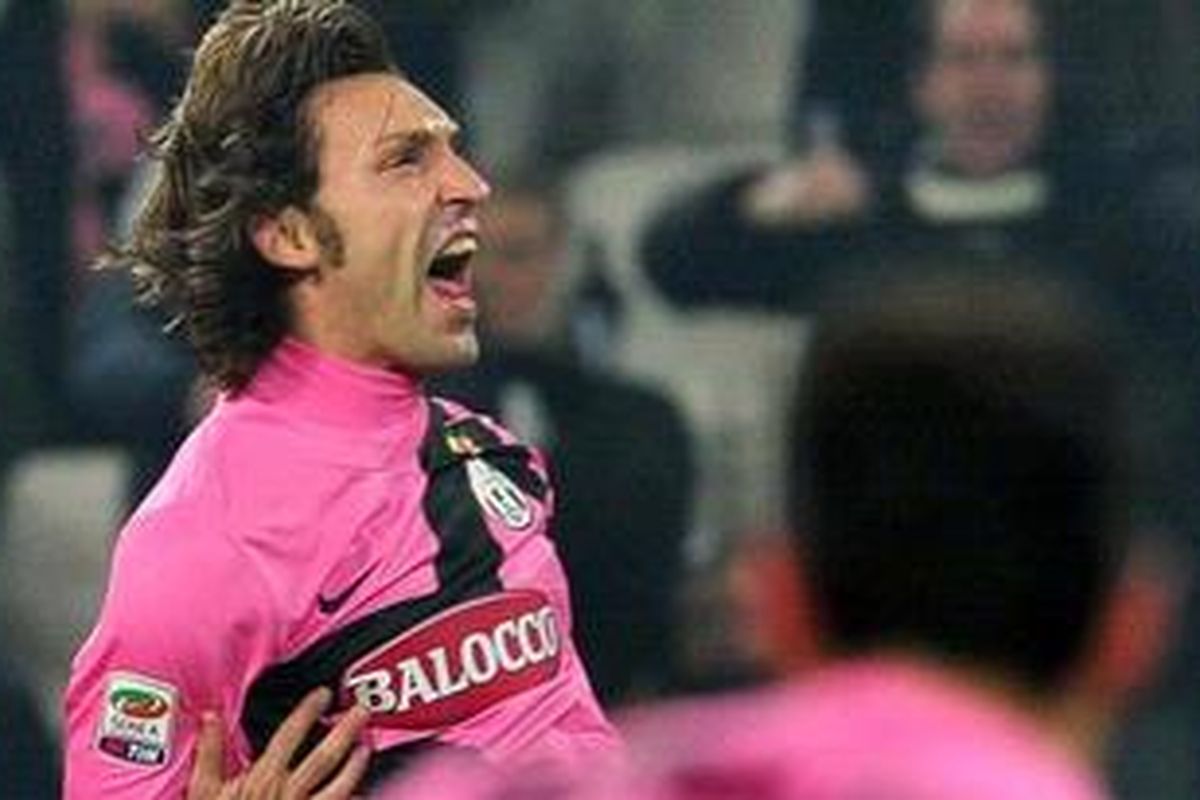 Ekspresi gelandang Juventus, Andrea Pirlo, setelah bola hasil tendangan bebasnya bersarang di gawang Catania, pada laga Serie-A, di Juventus Stadium, Sabtu (18/2/2012).