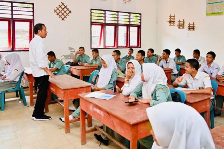 Presiden Jokowi saat berada di SMK PPN 1 Kualuh Selatan Sumatera Utara, Rabu (17/5/2023).