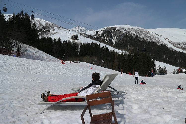Wisatawan tengah bersantai di atas medan gunung salju di sekitar area Club Med Valmorel, Les Avanchers, Valmorel, Perancis, Minggu (8/4/2018). Pegunungan salju Alpen di Perancis merupakan salah satu tempat bermain ski yang bisa dicoba oleh wisatawan.
