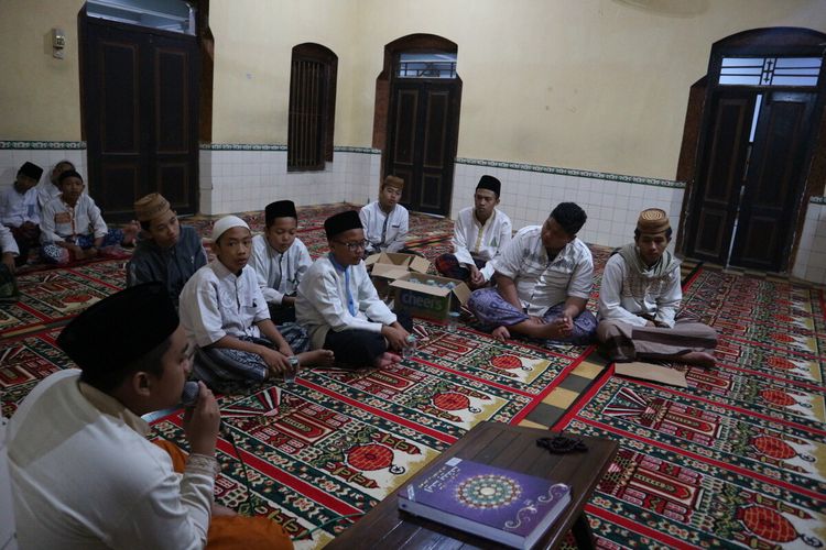 Suasana saat santri Pondok Pesantren Tebuireng, Jombang, Jawa Timur, melantunkan al quran di Masjid Jami Pesantren Tebuireng, Senin (3/2/2020) dinihari.
