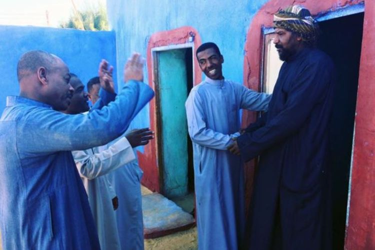 Akram (tengah) sedang berkunjung ke kediaman tetangga untuk datang ke pesta pernikahannya.