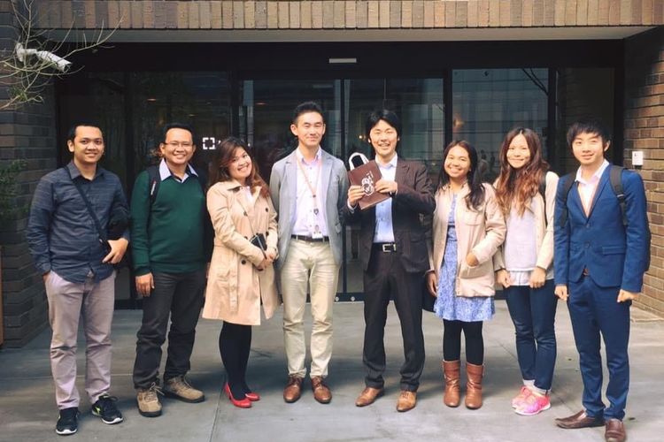 Vinnie Teo (paling kanan) saat berfoto bersama rekan-rekannya di depan kantornya yang berada di Jepang.