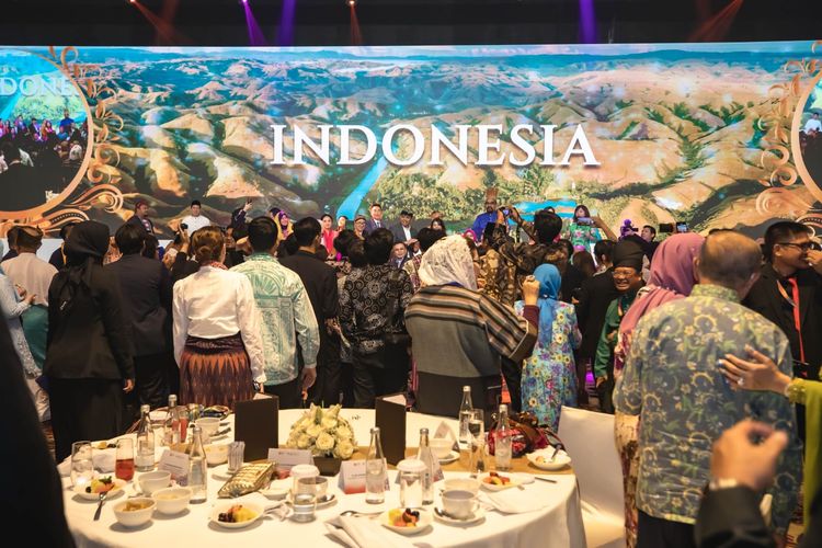 Ketua DPR RI Puan Maharani dan para delegasi ASEAN Inter-Parliamentary Assembly (AIPA) ke-44 mengunjungi Taman Mini Indonesia Indah (TMII), Jakarta, Kamis (10/8/2023). 
