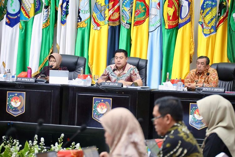 Pelaksana Tugas (Plt) Sekretaris Jenderal (Sekjen) Kementerian Dalam Negeri (Kemendagri) Tomsi Tohir dalam Rapat Koordinasi Pengendalian Inflasi Daerah Tahun 2024 di Gedung Sasana Bhakti Praja (SBP) Kemendagri, Jakarta, Rabu (2/10/2024).