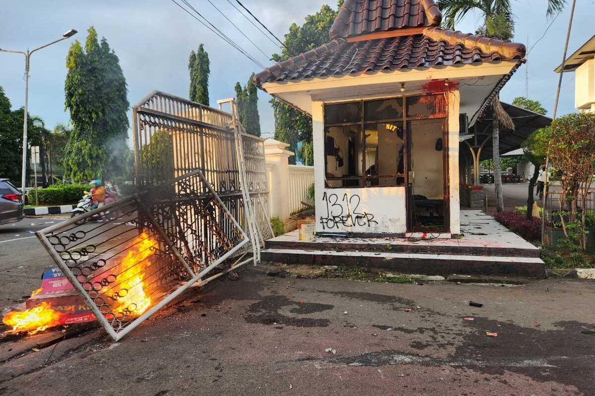 Pagar dan pos keamanan DPRD Karawang rusak usai demonstrasi oleh massa dari Komite Rakyat Sipil Karawang ricuh, Selasa (25/3/2025).