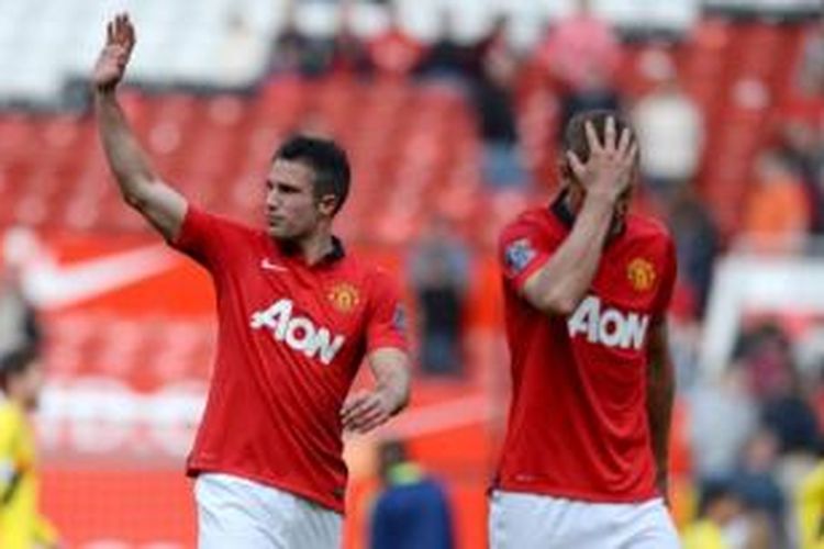 Dua pemain Manchester United, Robin van Persie (kiri) dan Nemanja Vidic (kanan).