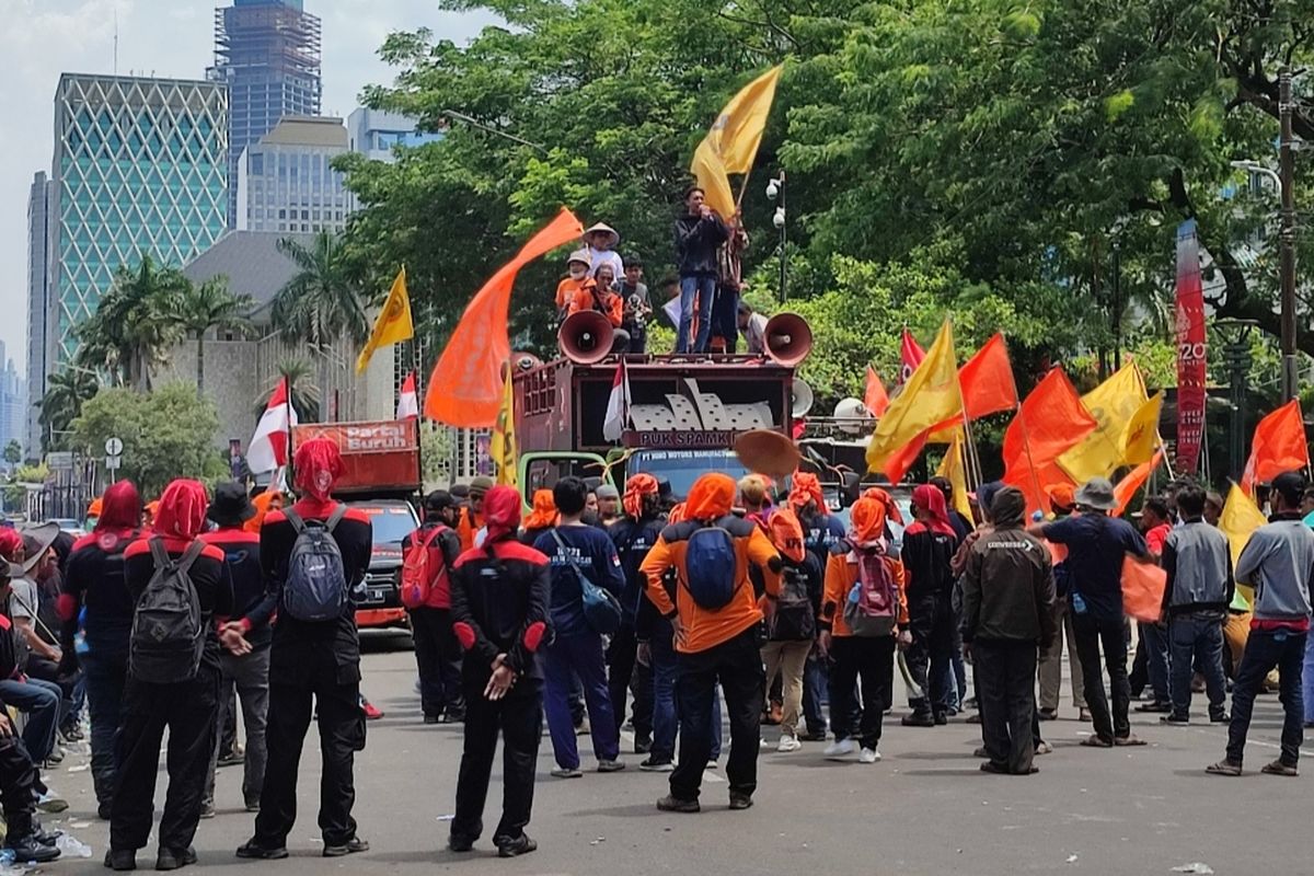 Sejumlah massa yang tergabung dalam Serikat Petani Indonesia  menggelar aksi unjuk rasa di kawasan Patung Kuda Arjuna Wijaya, Jakarta Pusat, Sabtu (24/9/2022).