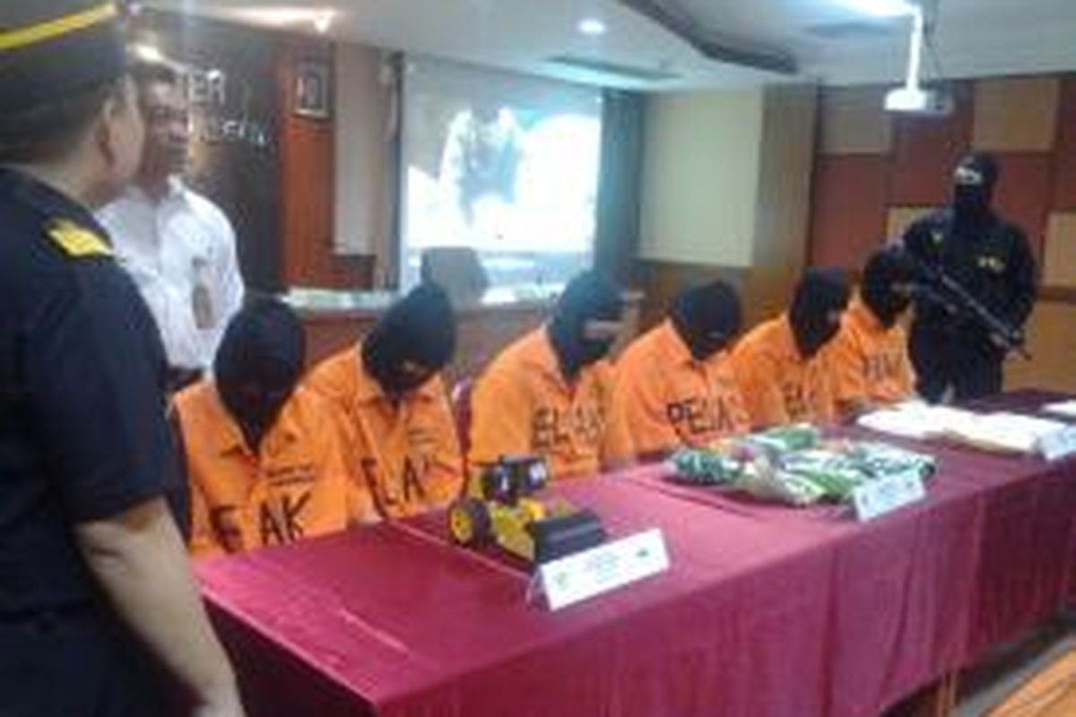 Bea dan Cukai danPolresta Bandara Soekarno-Hatta menunjukan barang bukti dan pelaku penyelundupan narkoba di Geeung Bea dan Cukai Bandara Soekarno-Hatta, Kota Tangerang, Senin (25/5/2014).