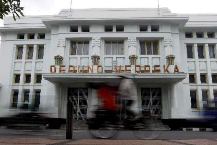 Gedung Merdeka, Jalan Asia Afrika, Bandung, Jawa Barat, Jumat (25/3/2011). Gedung ini pernah menjadi tempat berlangsungnya Konferensi Tingkat Tinggi Asia-Afrika pada tahun 1955. Sekarang gedung ini dimanfaatkan sebagai museum yang memajang catatan sejarah mengenai KTT Asia-Afrika berupa foto hingga koleksi benda. 