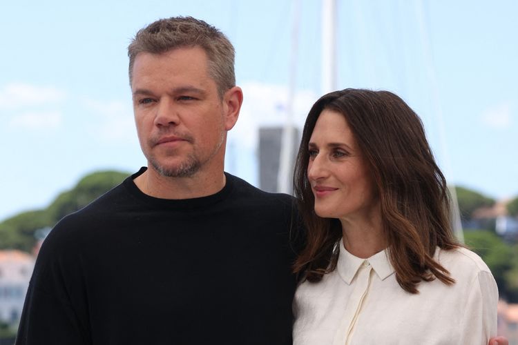 Matt Damon (kiri) dan Camille Cottin berfoto bersama pada 9 Juli 2021, di sela Festival Film Cannes. Mereka bermain bersama di film Stillwater, dengan Matt Damon memerankan Bill Baker dan Camille Cottin bermain sebagai Virginie. 