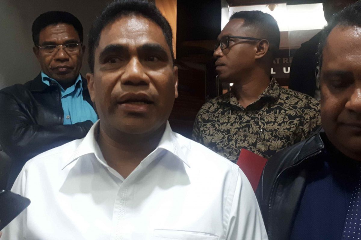 Sekretaris Daerah (Sekda) Pemerintah Provinsi (Pemprov) Papua, Titus Emanuel Adopehan Hery Dosinaen  (baju putih) di Polda Metro Jaya, Senin (18/2/2019).