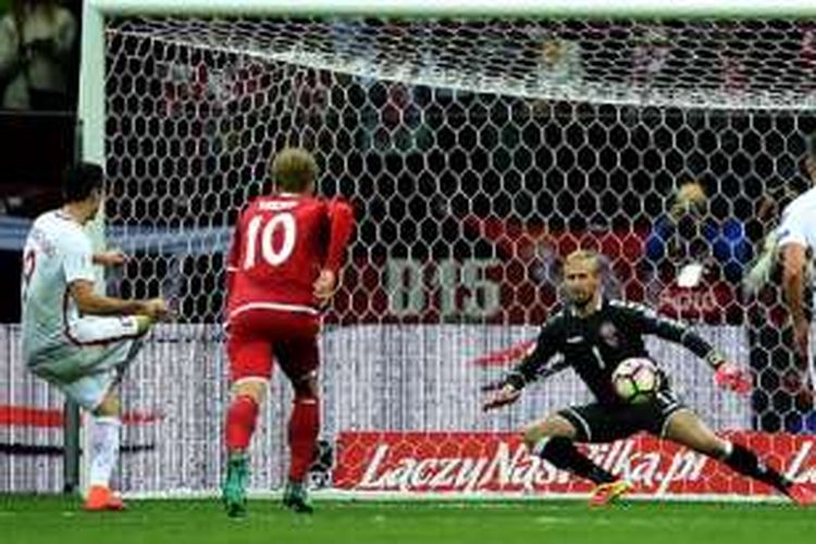 Tendangan penalti striker Polandia, Robert Lewandowski, mengelabui kiper Denmark, Kasper Schmeichel, saat kedua tim bertemu dalam lanjutan kualifikasi Piala Dunia 2018, Sabtu (8/10/2016).