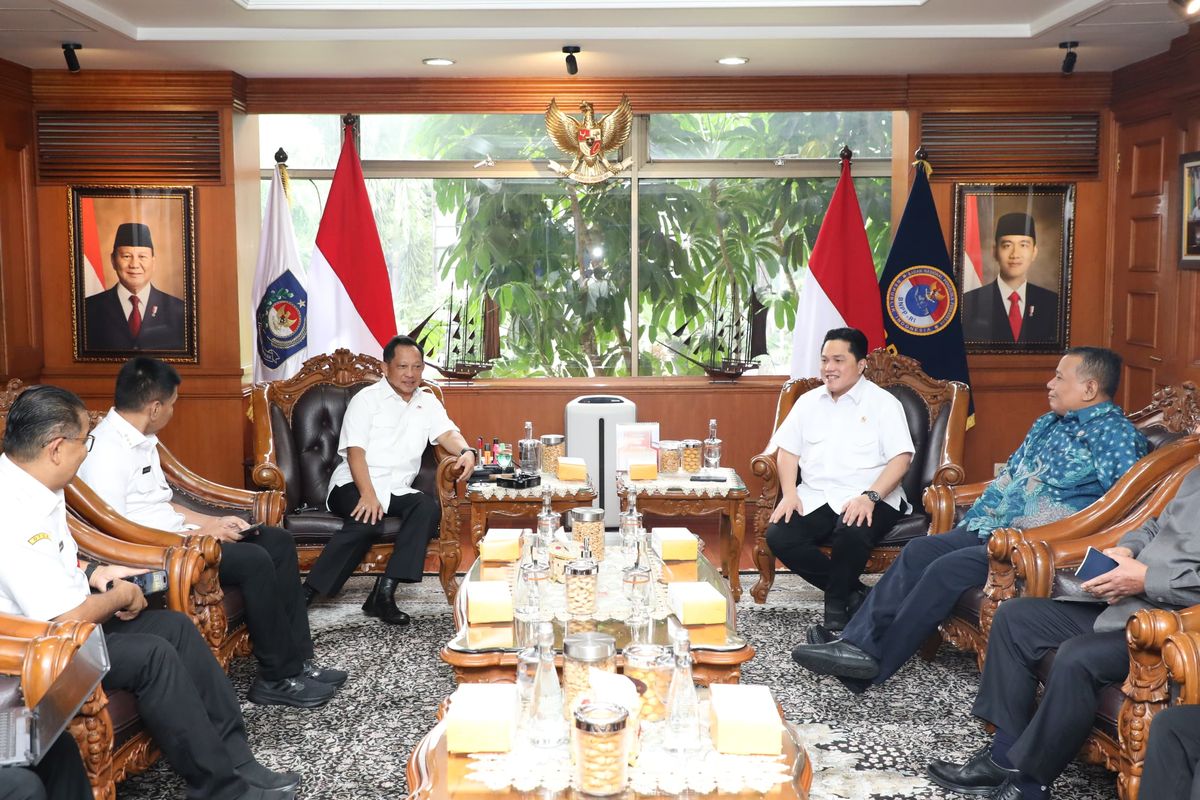 Menteri Dalam Negeri (Mendagri) Muhammad Tito Karnavian menerima kunjungan Menteri Pemuda dan Olahraga (Menpora) Erick Thohir di Kantor Pusat Kementerian Dalam Negeri (Kemendagri), Jakarta, Rabu (29/10/2025). Pertemuan ini membahas penguatan industri olahraga di Tanah Air.