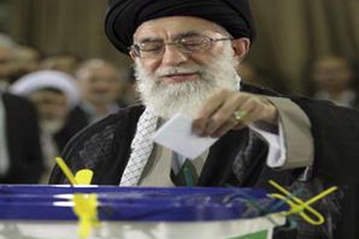 Ayatollah Ali Khamenei memasukkan surat suara dalam pilpres 12 Juni lalu.