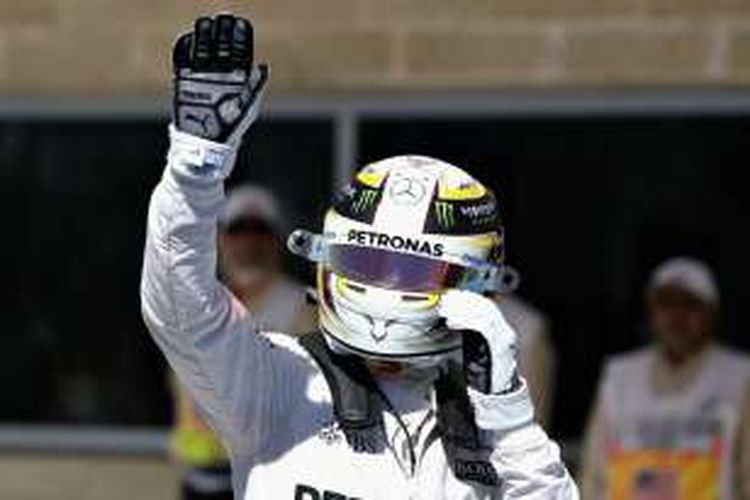 Pebalap Mercedes asal Inggris, Lewis Hamilton, melambai kepada penonton setelah menyelesaikan sesi kuailfikasi GP Amerika Serikat di Circuit of The Americas, Sabtu (22/10/2016).