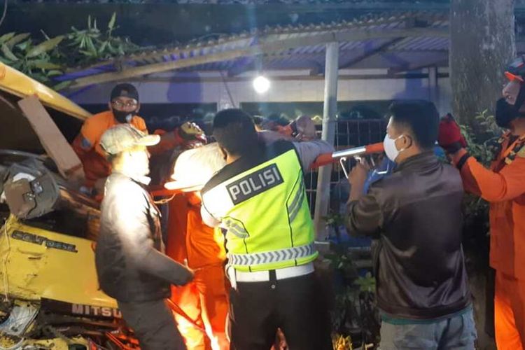 Evakuasi korban terjepit di kecelakaan tunggal Truk roda enam bermuatan tabrak pohon dan pagar warga di Kilometer 12 Jalan Raya Wates – Purworejo, Pedukuhan Plempukan, Kalurahan Sindutan, Kapanewon Temon, Kabupaten Kulon Progo, Daerah Istimewa Yogyakarta. Dua korban dan semuanya selamat.