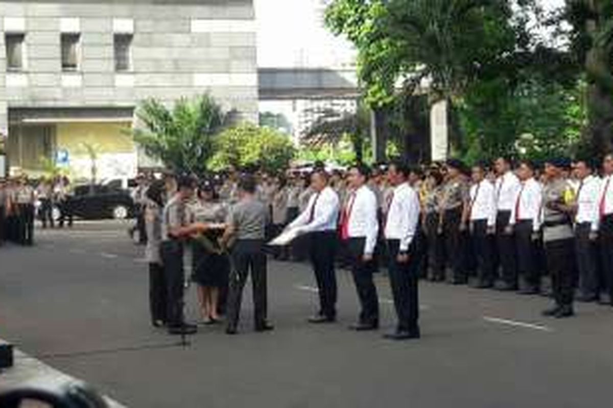 Kepala Polisi Republik Indonesia Jenderal Tito Karnavian memberikan penghargaan kepada 87 anggota kepolisian yang terlibat dalam pengungkapan kasus perampokan Pulomas, di Mapolda Metro Jaya, Rabu (18/1/2017). 