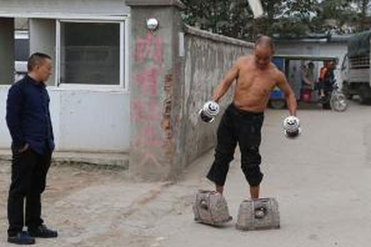 Huang setiap hari berolahraga dengan memakai sepatu batu seberat 70 kilogram.