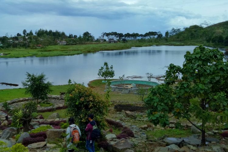 Suasana yang amat tenang dan penuh pepohonan disekeliling Telaga Danau Rawa Gede, Desa Sirna Jaya, Sukamakmur, Kabupaten Bogor, Jawa Barat.