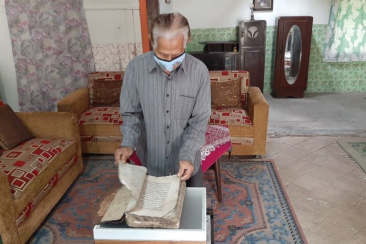Jayani Zaini (67) Saat Membuka Al Quran Berusia Ratusan Tahun di Eumahnya Genjahan, Kapanewon Ponjong, Gunungkidul Rabu (21/10/2020)