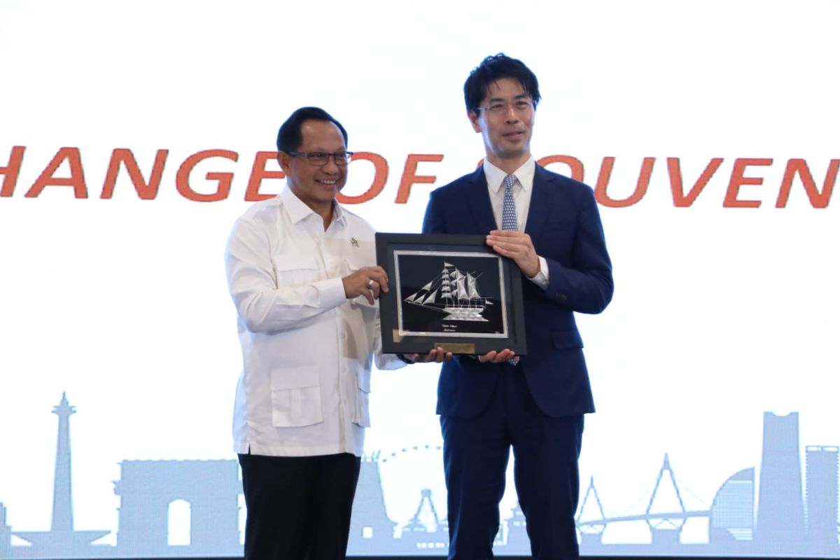 Menteri Dalam Negeri (Mendagri) Muhammad Tito Karnavian saat membuka Seminar Internasional Jepang-Indonesia dengan tema ?Penguatan Keuangan Daerah dan BUMD untuk Pertumbuhan Ekonomi Daerah? di Grand Ballroom Mandarin Oriental Hotel, Jakarta, Kamis (25/9/2025).
