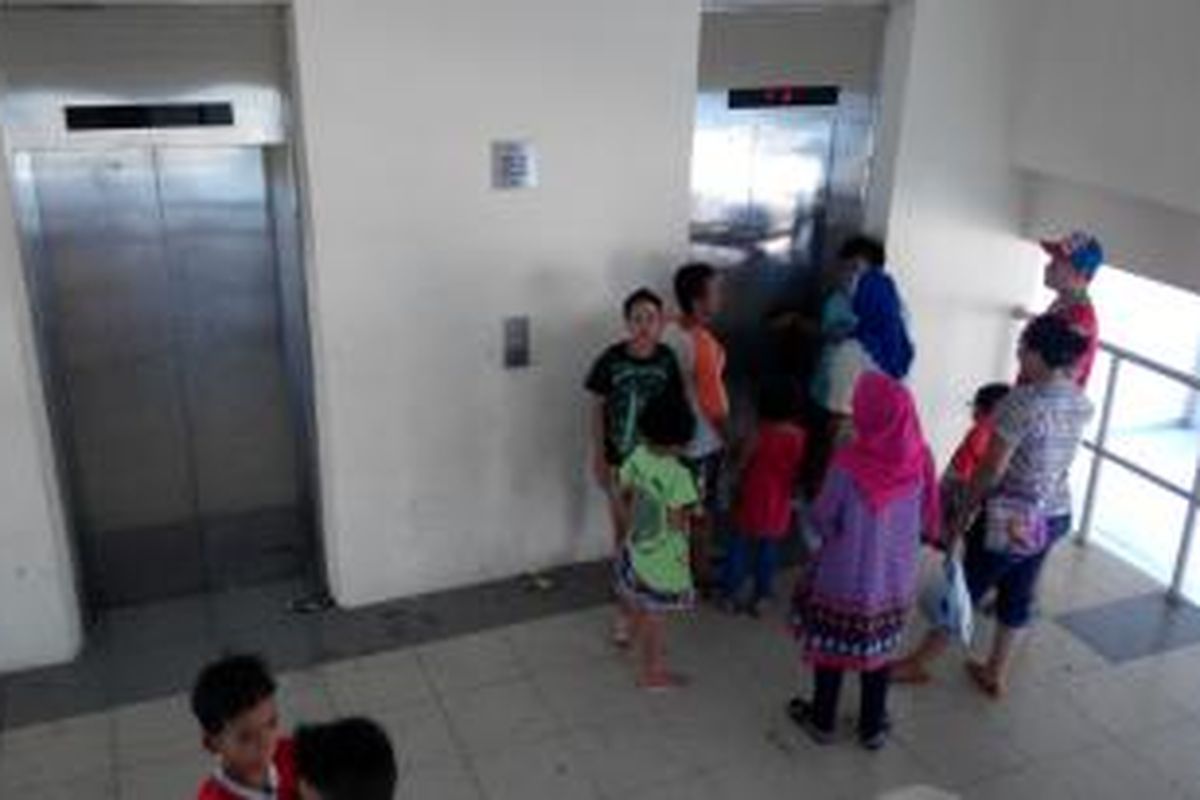 Kondisi lift sisi depan tower B Rusunawa Jatinegara Barat, Jakarta Timur, hanya berfungsi satu unit, Minggu (23/8/2015).
