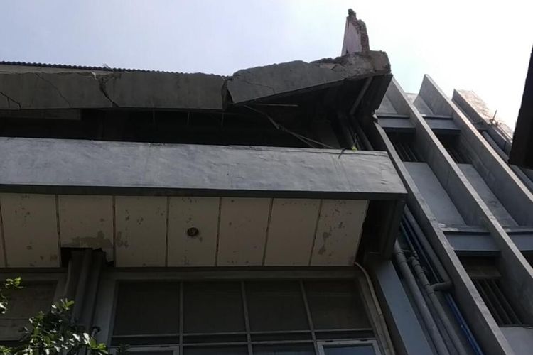 Kanopi beton gedung Pusat Pelatihan Kerja Daerah (PPKD) Jakarta Utara yang ada di Semper Barat, Cilincing ambruk pada Selasa (11/2/2020) malam.