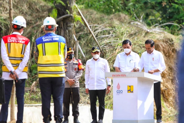 Presiden Jokowi meresmikan Balige By Pass dengan menandatangani prasasti di dekat Jembatan Soposurung, Kecamatan Balige, Kabupaten Toba, Rabu (2/2/2022)