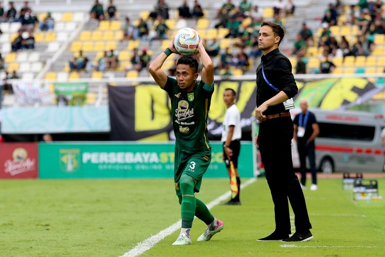 Pemain Persebaya Surabaya Reva Adi dan pelatih Paul Munster saat laga pekan ke-24 Liga 1 2023-2024 melawan Bhayangkara FC yang berakhir dengan skor 1-0 di Stadion Gelora Bung Tomo Surabaya, Minggu (4/2/2024) sore.
