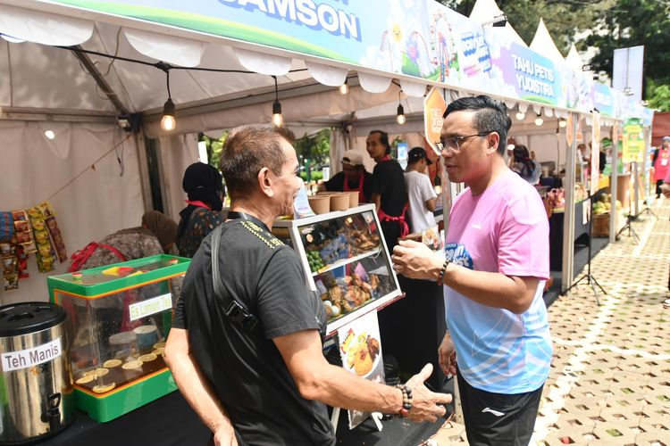 Direktur Utama Pertamina Simon Aloysius Mantiri berbincang dengan binaan UMKM Pertamina saat acara Pertamina EcorunFest 2024 yang diselenggarakan di Gelora Bung Karno, Senayan, Jakarta pada Minggu (24/11/2024)
