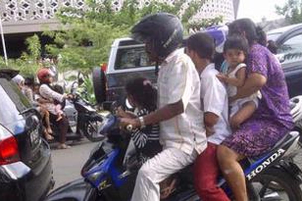 Warga panik mengendarai sepeda motor setelah gempa bumi mengguncang Banda Aceh, rabu (11/4/2012).