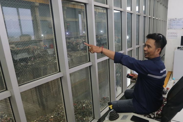 Proses pengolahan sampah di PLTSa Benowo, Surabaya, Rabu (6/8/2025).