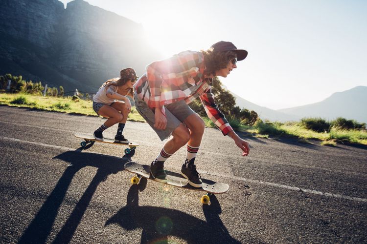 Meluncur menggunakan longboard 