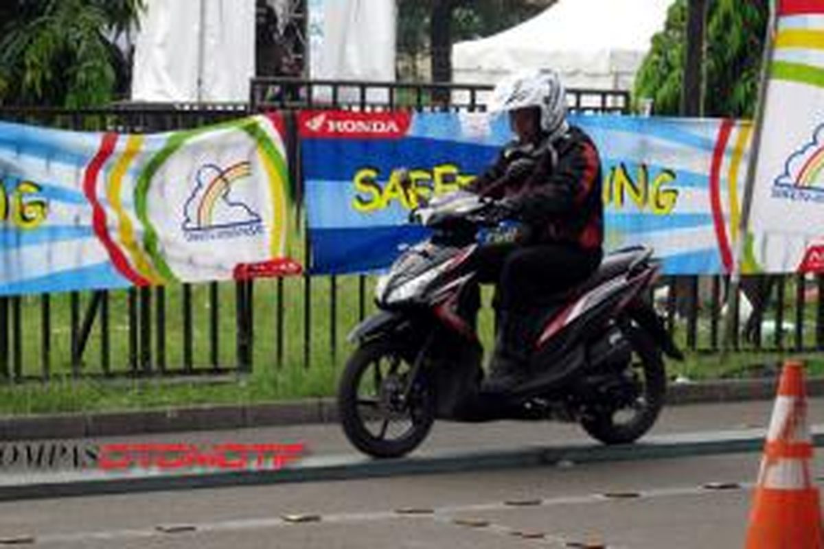 Salah satu course safety riding Honda di Otobursa 2014.