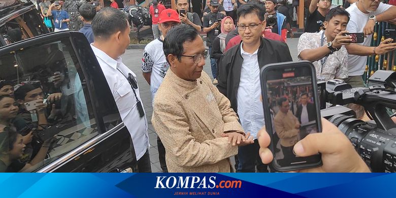Mahfud Pakai Beskap Kerajinan Tangan Ibu-ibu Saat Tiba di Solo