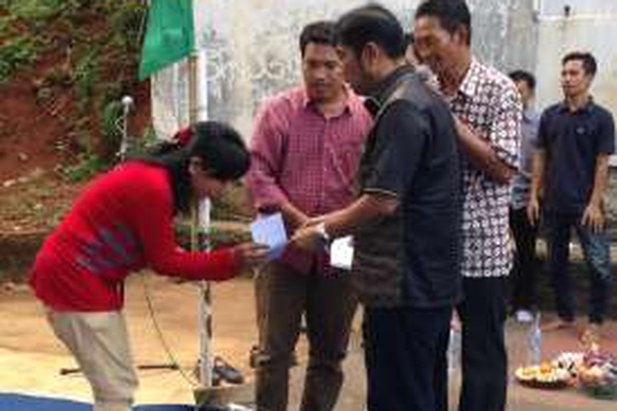 Bakal calon gubernur DKI Jakarta Abraham Lunggana alias Lulung saat membagi-bagikan amplop kepada warga Ragunan, di Jalan Cilandak KKO, Jakarta Selatan, Minggu (15/5/2016).