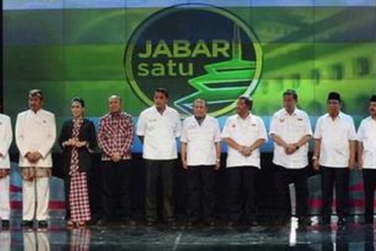 Para pasangan calon gubernur dan wakilnya mengikuti proses pengundian nomor urut pasangan peserta Pilkada Jabar 2013 di Sasana Budaya Ganesha, Bandung, Jawa Barat, Selasa (18/12/2012). Pasangan Dikdik Mulyana Arif Mansyur-Cecep NS Toyib bernomor urut 1, pasangan Irianto MS Syafiuddin-Tatang Farhanul Hakim nomor 2, pasangan Dede Yusuf Macan Efendi-Lex Laksmana bernomor 3, pasangan Ahmad Heryawan-Dedy Mizwar bernomor 4, dan pasangan Rieke Dyah Pitaloka-Teten Masduki bernomor urut 5.  
