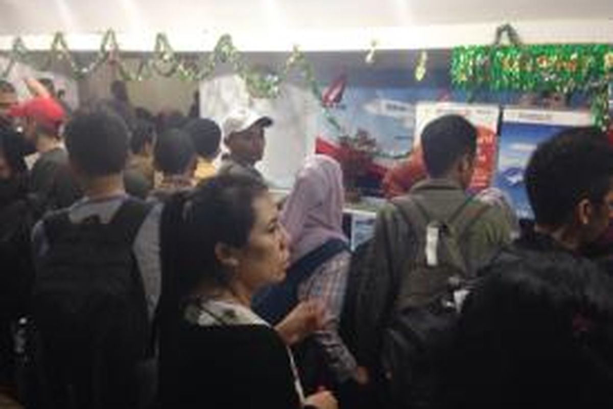 Puluhan penumpang Sriwijaya Air kecewa karena penerbangan yang dibatalkan di Bandara Soekarno-Hatta, Tangerang, tiket di-refund dengan voucher, Kamis (16/7/2015) malam. 