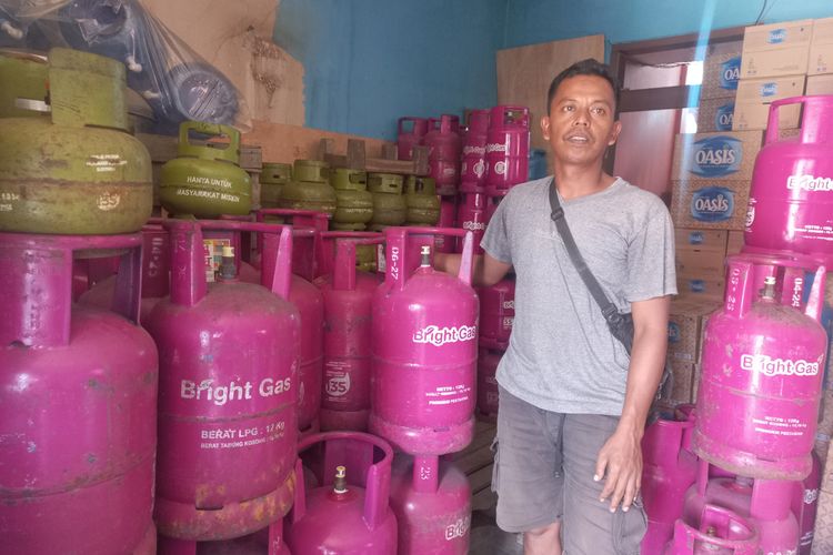 Pangkalan gas di Sumedang, Jabar mengeluhkan kenaikan harga gas nonsubsidi yang membuat daya beli masyarakat terus turun, Kamis (15/9/2022). AAM AMINULLAH/KOMPAS.com