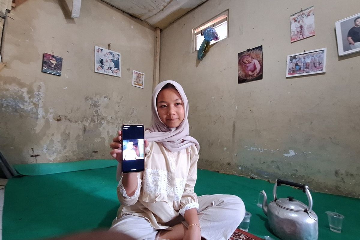 Fitria Nuraini (15) saat menunjukan foto bapaknya, Dendi Irmawan (45), di Kampung Sukasari, Cimenyan, Kabupaten Bandung, Sabtu (31/5/2025).
