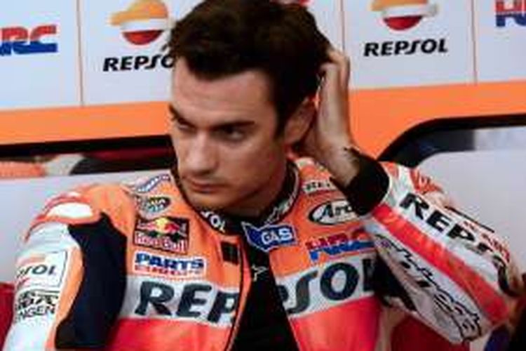 Pebalap Repsol Honda asal Spanyol, Dani Pedrosa, duduk di paddock Sirkuit Le Mans sebelum menjalani sesi kualifikasi GP Perancis, Sabtu (7/5/2016).