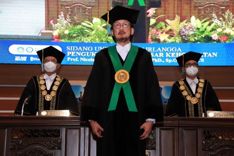 Rektor Universitas Airlangga (Unair), Prof. Mohammad Nasih mengukuhkan Prof. Nicolaas C Budhiparama sebagai Guru Besar Kehormatan.