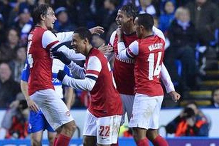 Eskpresi para pemain Arsenal saat merayakan gol kelima yang dicetak Marouane Chamakh saat melawan Reading dalam babak keempat Piala Liga Inggris di Stadion Madejski, Selasa atau Rabu (31/10/2012) dini hari WIB. Arsenal menang 7-5 dalam laga tersebut. 