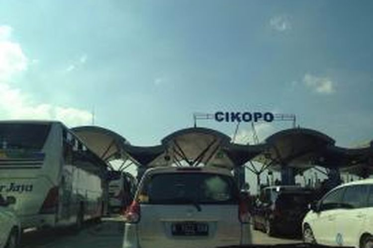 Antrean kendaraan di gerbang tol Cikopo, Rabu (15/7/2015).