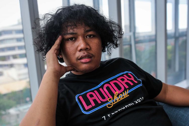 Marshel Widianto berpose saat media visit film Laundry Show di Menara Kompas, Palmerah, Jakarta Barat, Rabu (23/01/2019). Melibatkan sejumlah stand up comedian dan pelawak, film Laundry Show ini akan tayang pada 7 Februari 2019 mendatang.