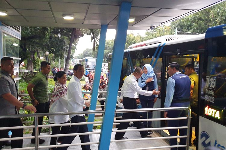 Presiden Joko Widodo menjajal Transjakarta dari Halte Monas menuju Halte Bundaran HI, Kamis (21/3/2019).