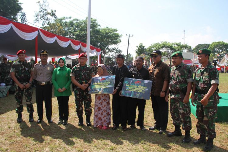 Komando Pasukan Khusus (Kopassus) TNI AD menggelar aksi bedah rumah seorang warga Sukabumi Ibu Mamah (64) di Kampung Ciraksamala, Desa Cihamerang, Kecamatan Kabandungan. 