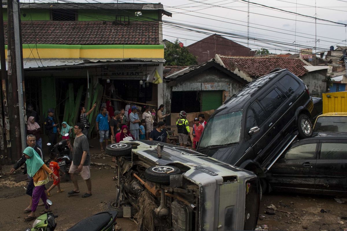 Sejumlah warga mengevakuasi barang berharga di rumah mereka yang sempat terendam banjir di kawasan Pondok Gede Permai, Jati Asih, Bekasi, Jawa Barat, Kamis(2/1/2020). Banjir di kawasan tersebut, merupakan banjir terparah di wilayah Bekasi.