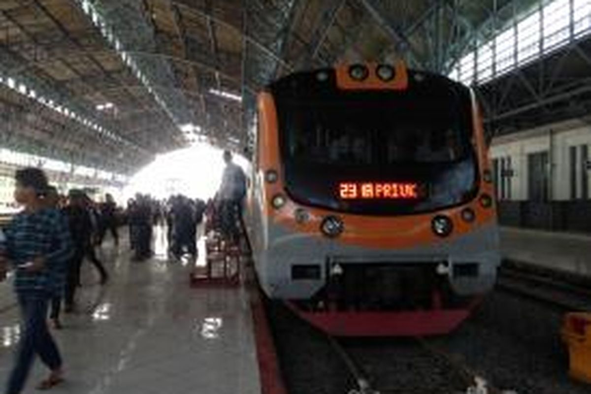 KRL Commuter Line dari Stasiun Jakarta Kota memasuki Stasiun Tanjung Priok, Jakarta Utara, Senin (21/12/2015). PT KAI Commuter Jabodetabek kembali mengoperasikan KRL lintas Jakarta Kota-Tanjung Priok sebanyak enam perjalanan per harinya. 


